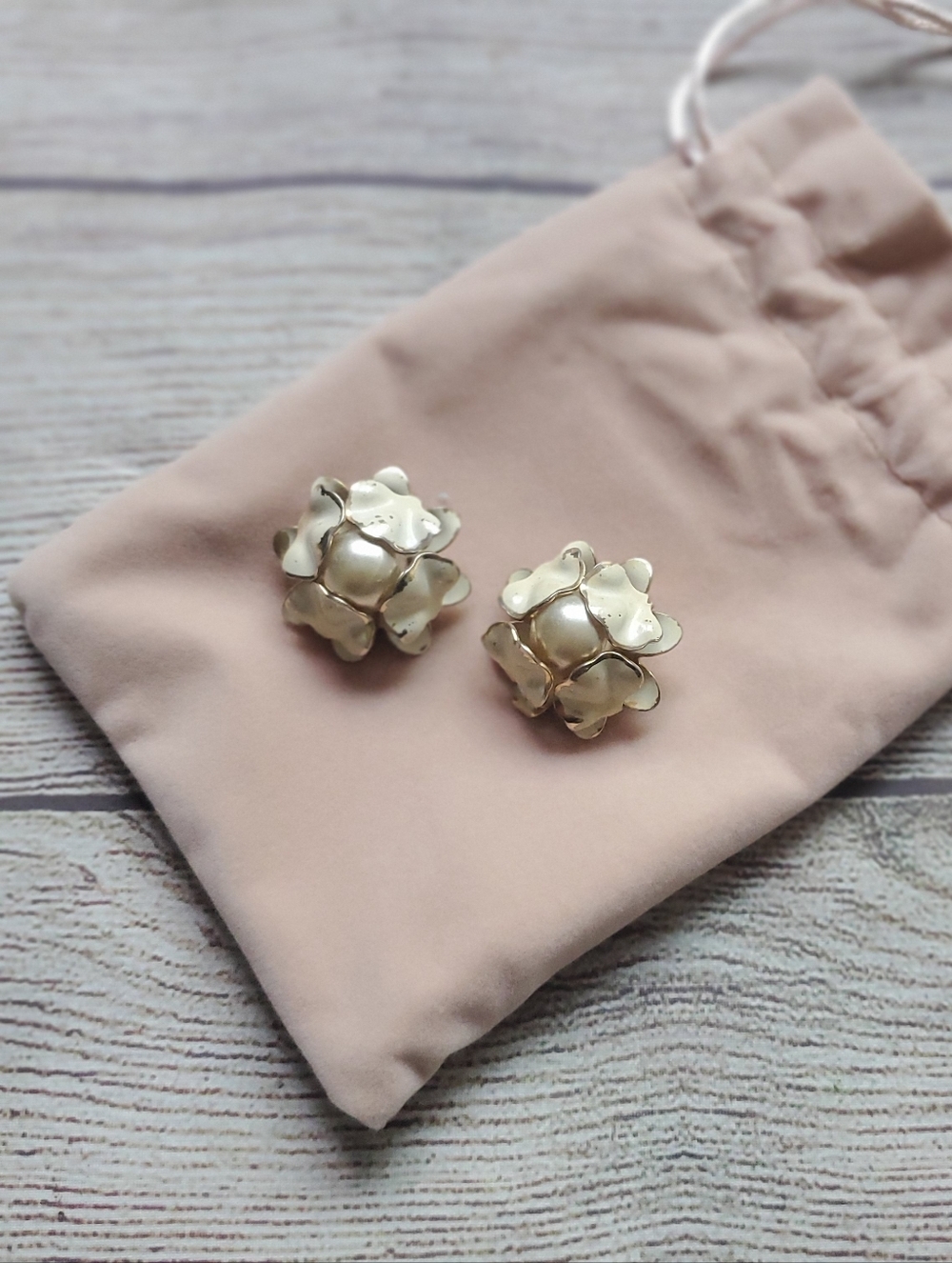 5/$20🌟Vintage Gold Floral Pearl Cluster Clip Earrings
